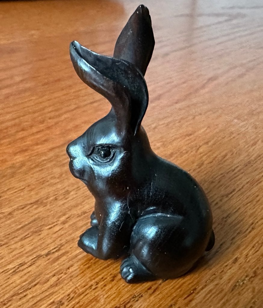 Ironwood Netsuke  haas met gekruiste oren late Meiji periode, Hout, Netsuke, Japan, 5 cm