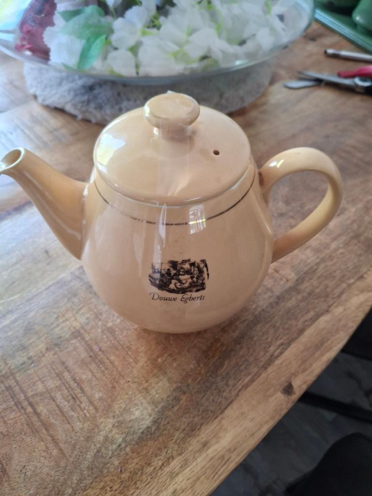Douwe Egberts Theepot - Crèmekleurig met Logo, Huis en Inrichting, Keuken | Keukenbenodigdheden, Gebruikt, Ophalen of Verzenden