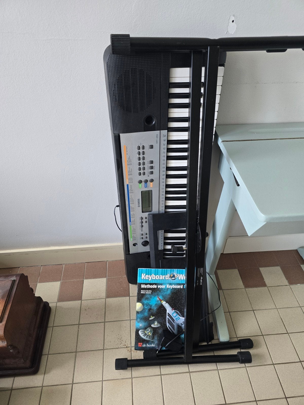 Yamaha YPT-255 Keyboard met standaard en oefenboek, Muziek en Instrumenten, Keyboards, Ophalen, Zo goed als nieuw, 61 toetsen