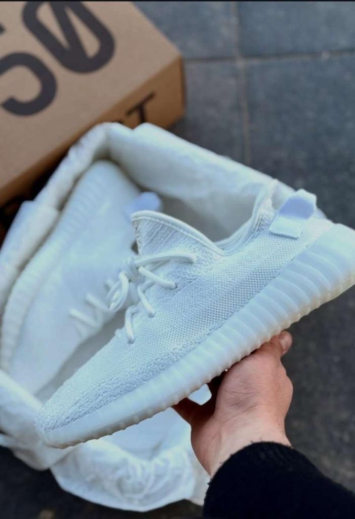 Yeezy Boost 350 V2 - Nieuw in doos, Kleding | Dames, Schoenen, Ophalen of Verzenden, Nieuw, Wit, Sneakers of Gympen