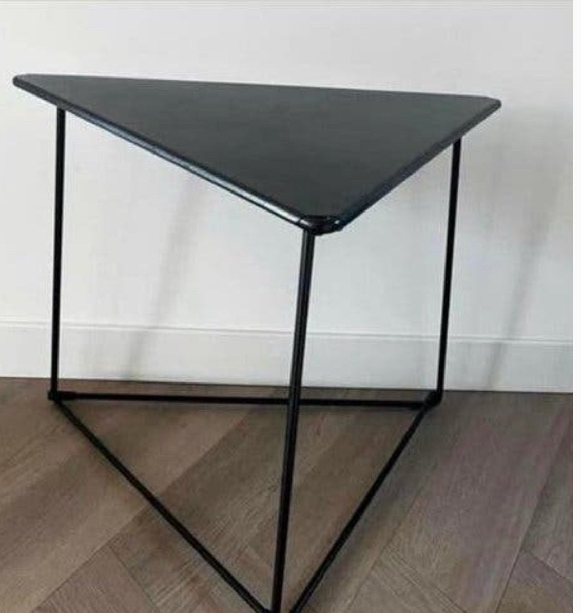 Vintage driehoekige design bijzettafel "Oti"., Ophalen, Zo goed als nieuw