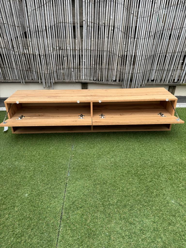 Houten tv meubel met opbergruimte in zeer goede staat, Huis en Inrichting, Ophalen, 150 tot 200 cm, Eikenhout, Zo goed als nieuw