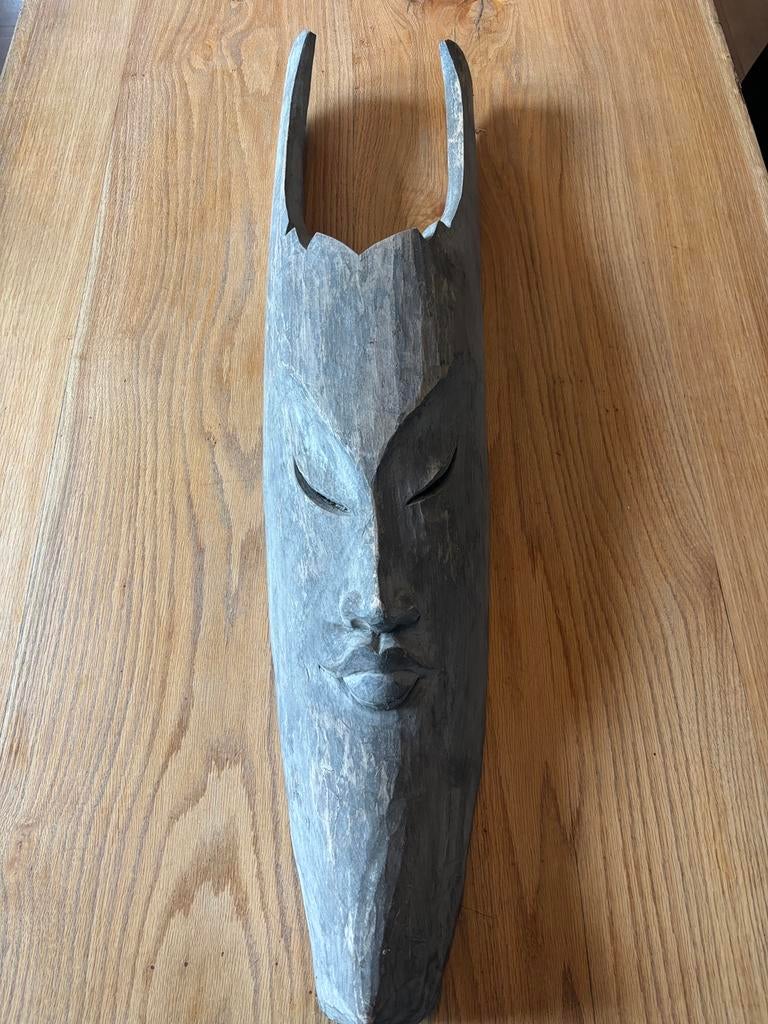 Houten masker, Ophalen
