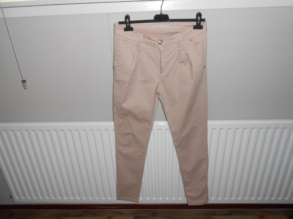 Mooie beige broek maat 38 van Newplay (dikkere stof), Maat 38/40 (M), Newplay, Beige, Ophalen of Verzenden