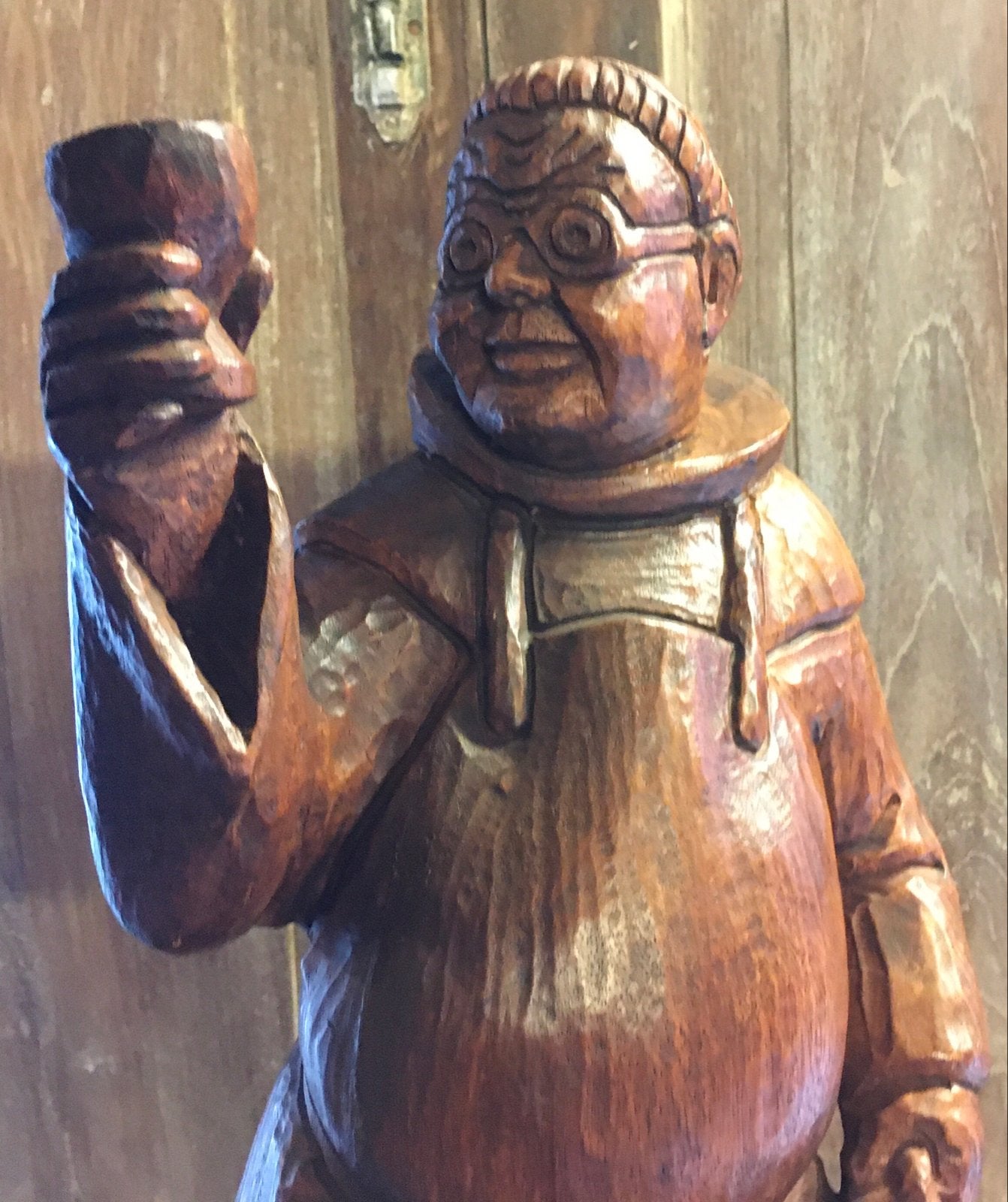 Antiek houten monnik beeld met bril en drank, Ophalen of Verzenden, Handgemaakt, Beeld, Hout