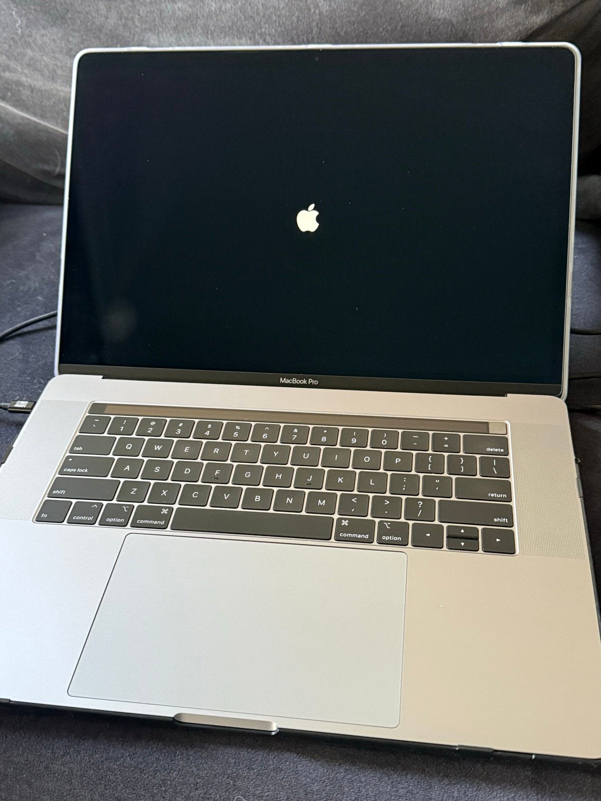 MacBook Pro 15,4" i9 2.4GHz 32GB RAM 2TB SSD Radeon Vega 20, MacBook Pro, 1 TB of meer, 2 tot 3 Ghz, Ophalen of Verzenden