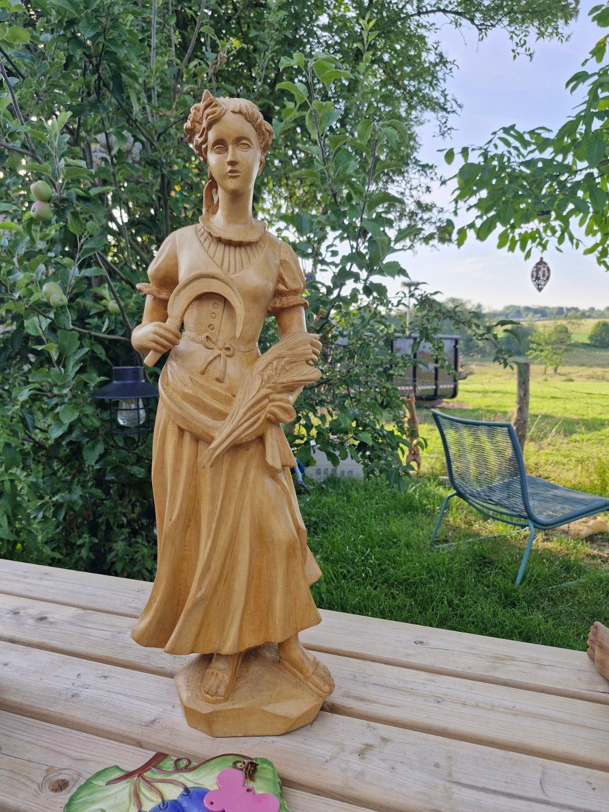 Handgesneden houten beeld van vrouw met sikkel en graan, Antiek en Kunst, Ophalen of Verzenden