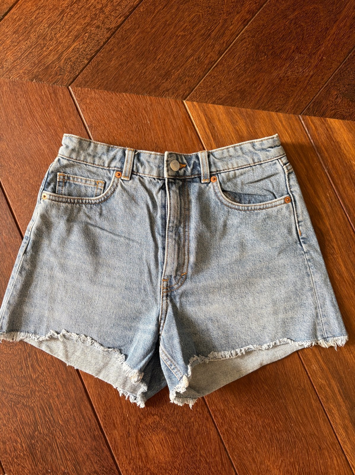 Monki korte spijkerbroek maat w26 / xs, Ophalen of Verzenden, Zo goed als nieuw, Blauw, W27 (confectie 34) of kleiner