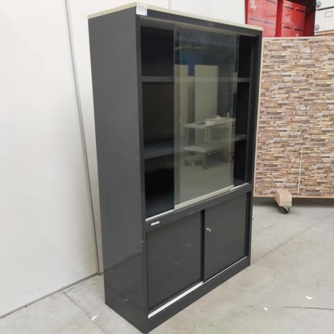 Metalen kast met glazen schuifdeuren en legplanken, Huis en Inrichting, Ophalen, Gebruikt, 100 tot 150 cm, Meerdere deuren