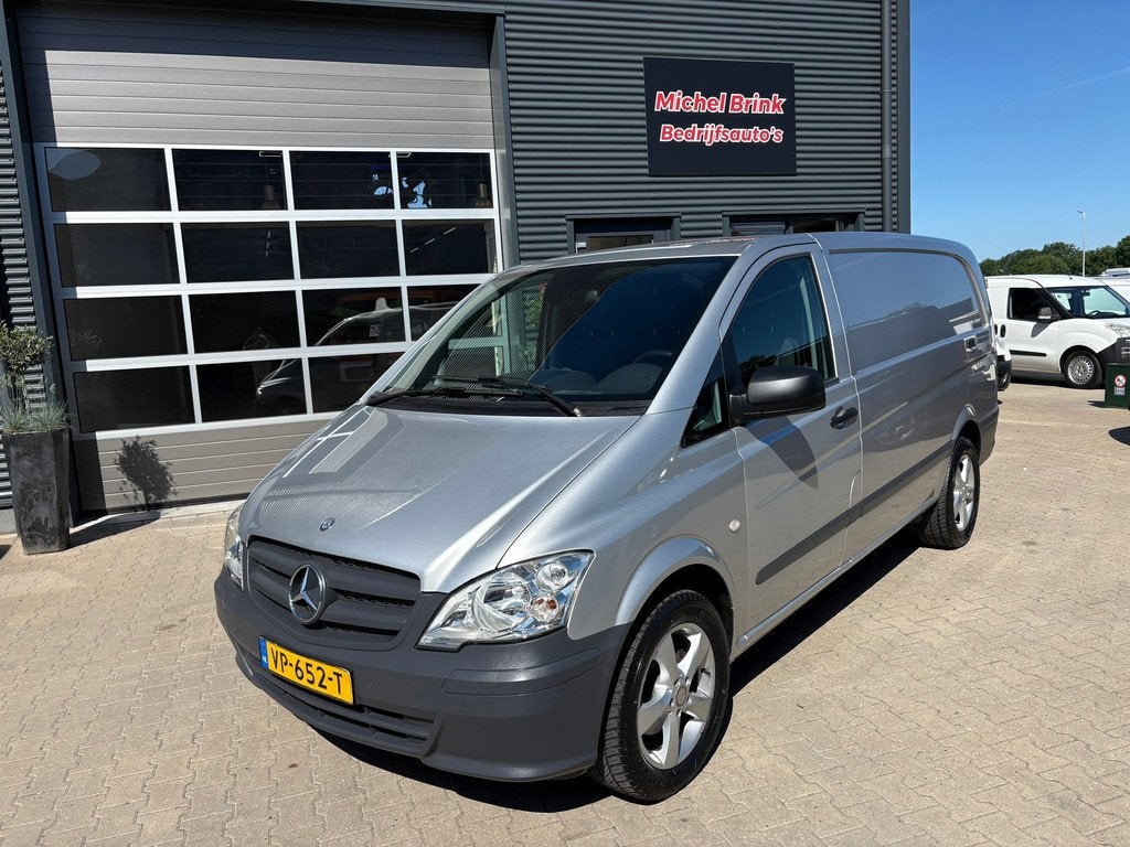Mercedes-Benz Vito 113 CDI 320 Lang 3 Zitplaatsen Airco, Auto's, Bestelauto's, 13 km/l, Euro 5, Gebruikt, Zwart