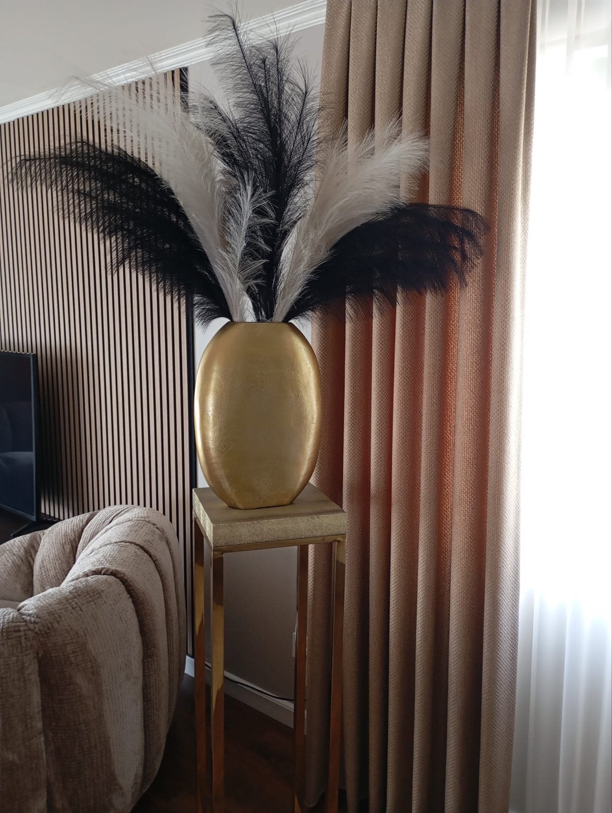 Gouden vaas met zwart-witte pluimen, Huis en Inrichting, Woonaccessoires | Vazen, Ophalen, Overige materialen, Inclusief decoratie