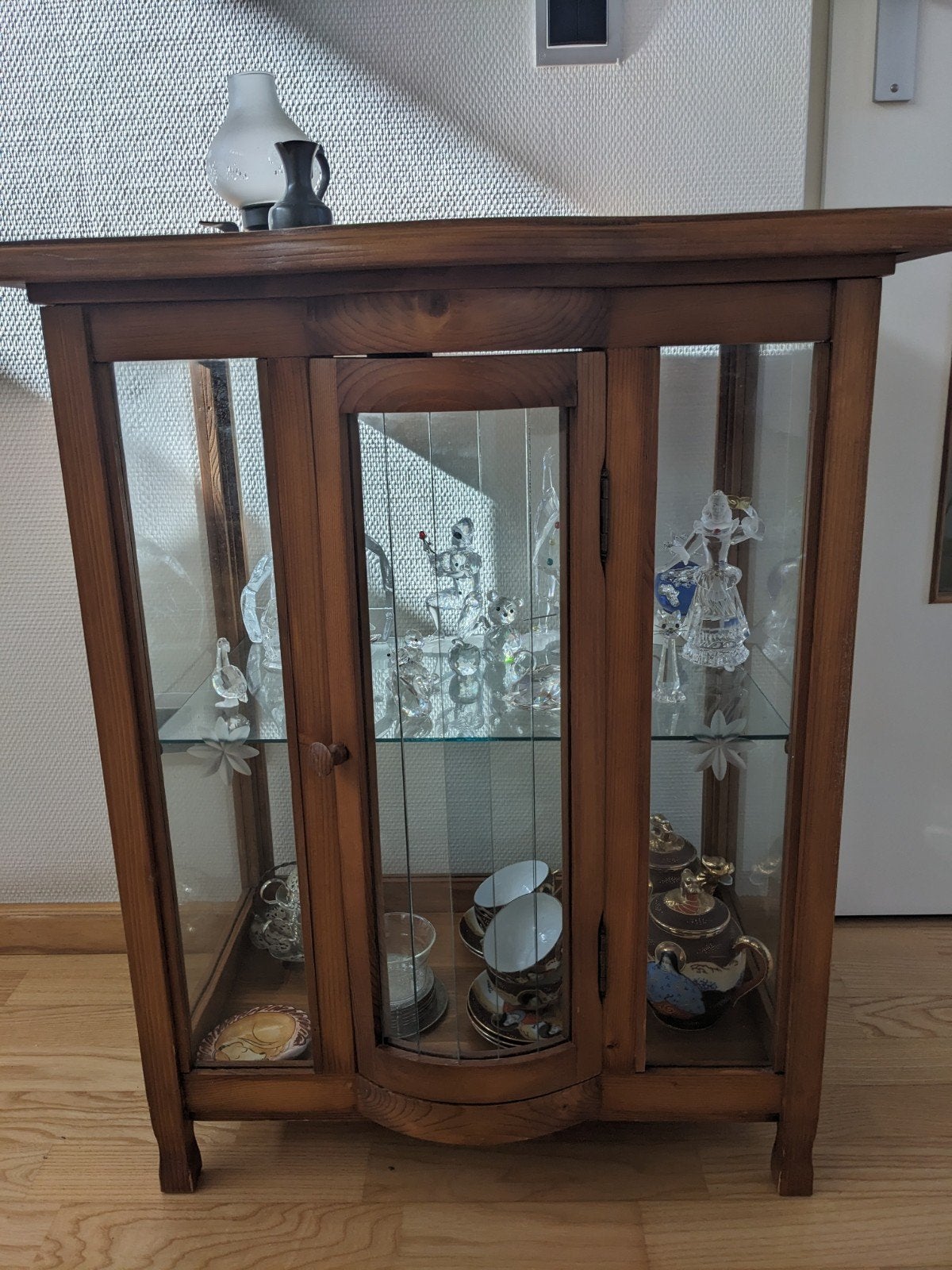 Houten vitrinekastje met glazen deuren - Ophalen in Ommen, Ophalen