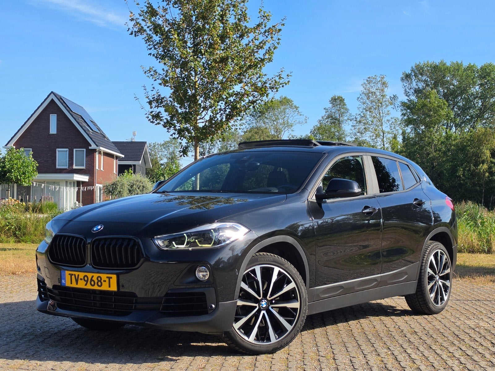 BMW X2 Sdrive18i 140pk |Panoramadak|HUD|Trekhaak|LED|, Auto's, Zwart, 75 €/maand, Particulier, 1390 kg