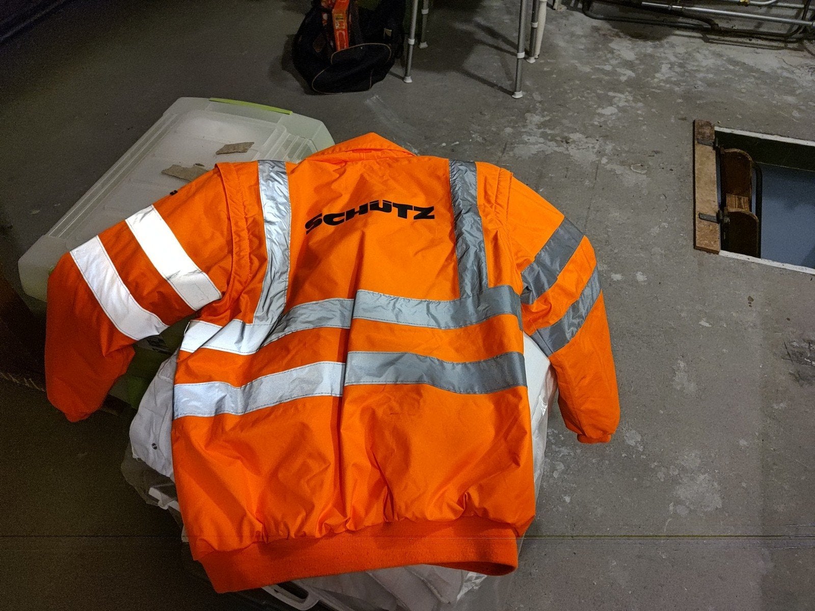Oranje veiligheidsjas met reflecterende strepen, Ophalen, SCHUTZ, Gedragen, Overige maten