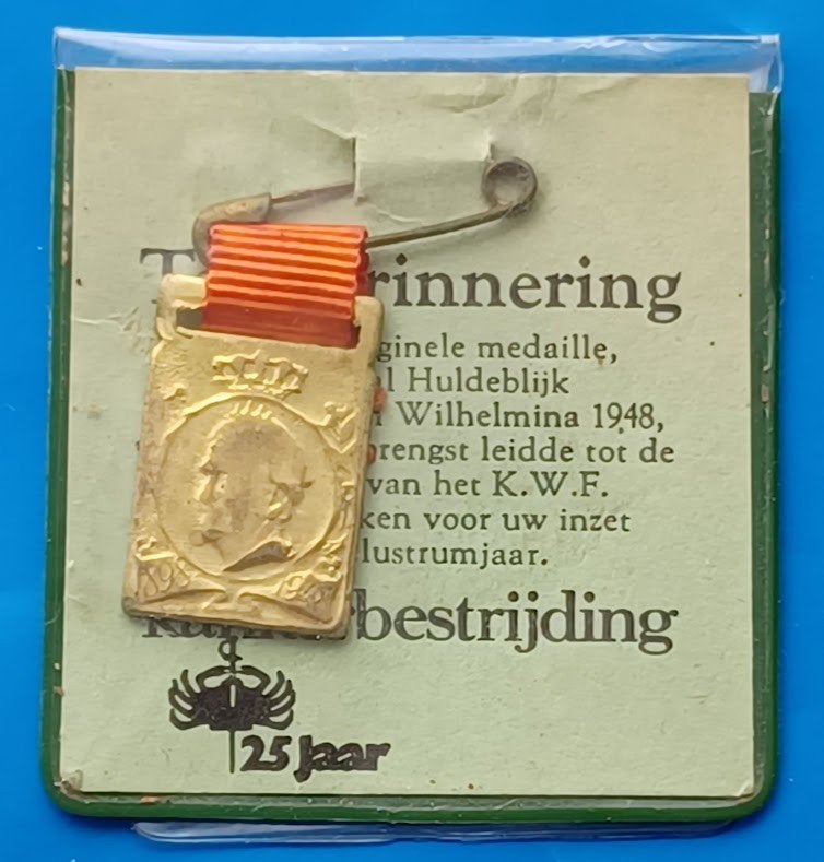 Medaille Wilhelmina KWF Kankerbestrijding 25 jaar - 1974, Postzegels en Munten, Ophalen of Verzenden, Overige materialen