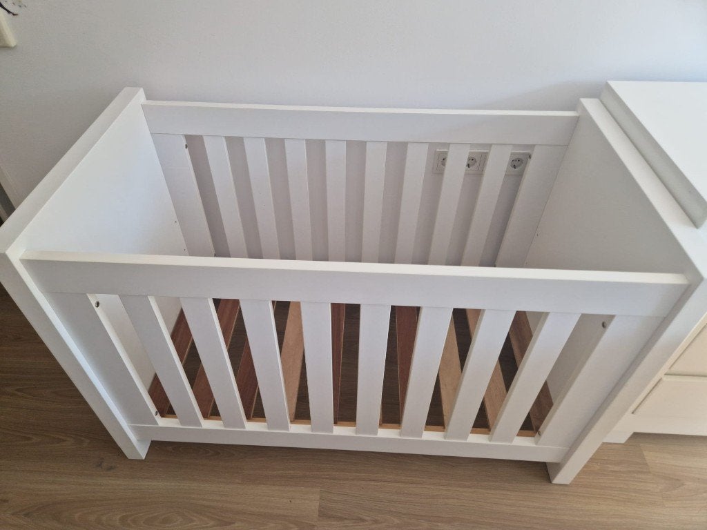 kinderbed en een commode, Ophalen, Gebruikt, 50 tot 70 cm, 100 cm of meer