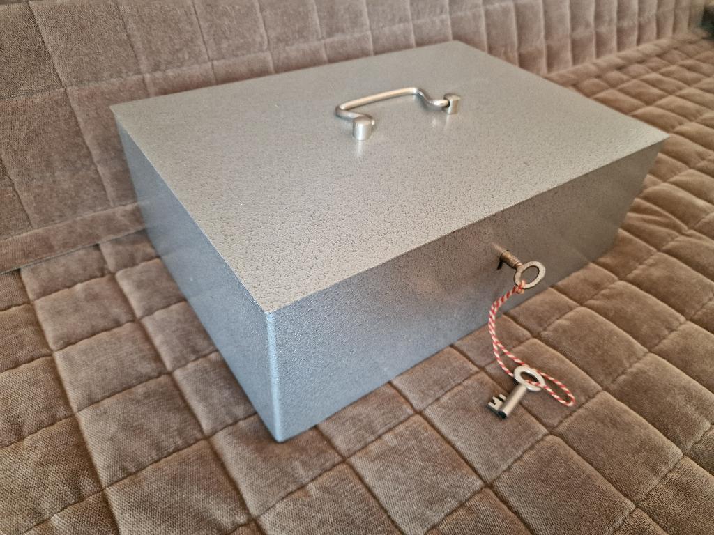 Geldkist Safety - metaal., Verzamelen, Ophalen of Verzenden, Gebruikt, Metaal of Blik, Overige thema's