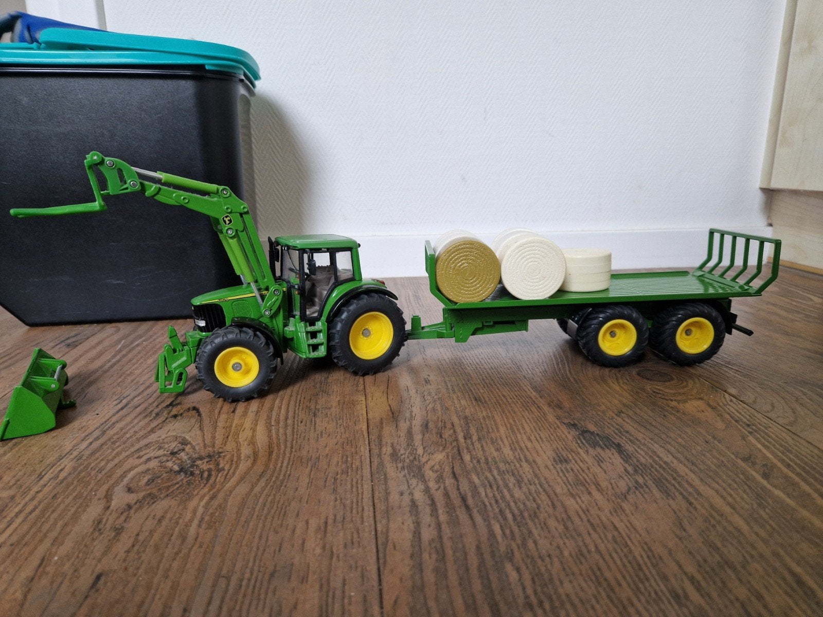 john deere 6820 siku trekker met balenkar inclusief balen, Ophalen of Verzenden, Zo goed als nieuw, Tractor of Landbouw, SIKU