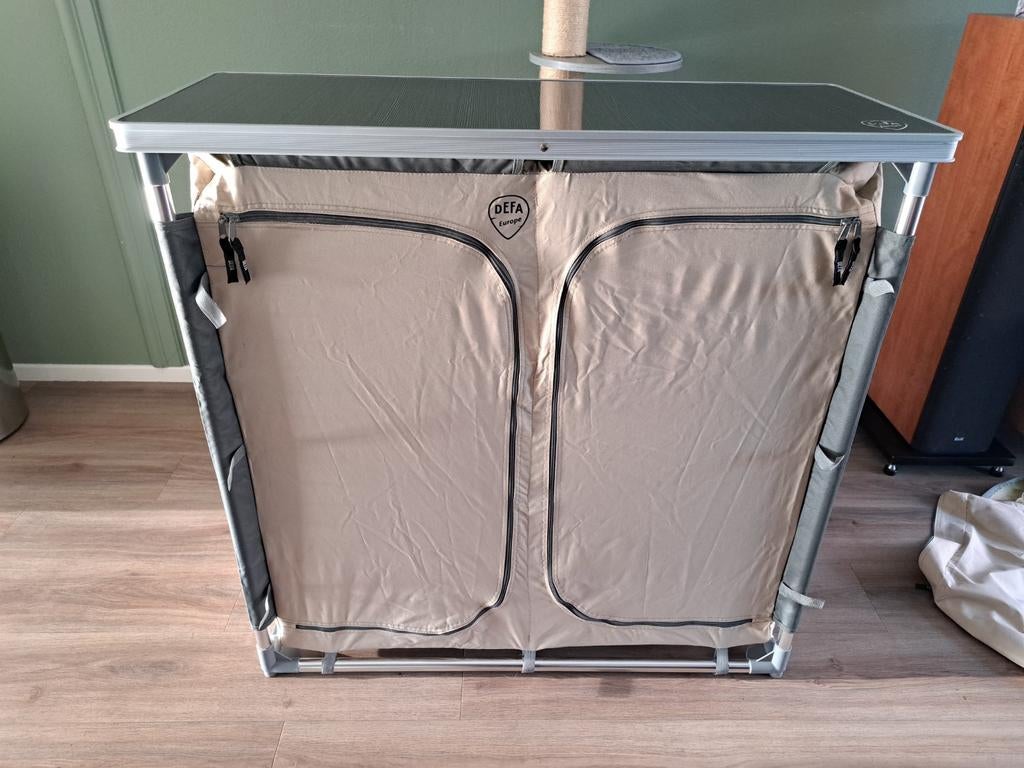 Beige Defa campingkast met schuine achterkant, Ophalen, Zo goed als nieuw, Campingkast