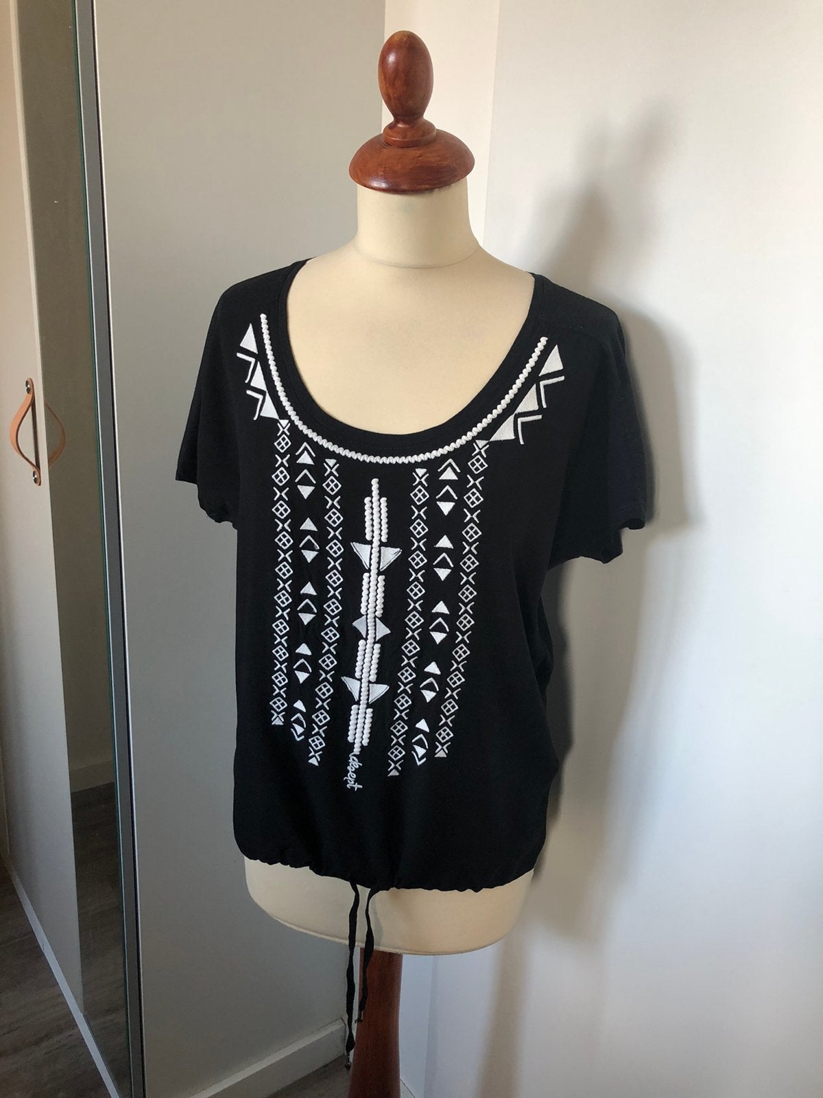 💙 SHOEBY EKSEPT mt M zwart wit folklore shirt, Kleding | Dames, Maat 38/40 (M), Zwart, Ophalen of Verzenden, Zo goed als nieuw
