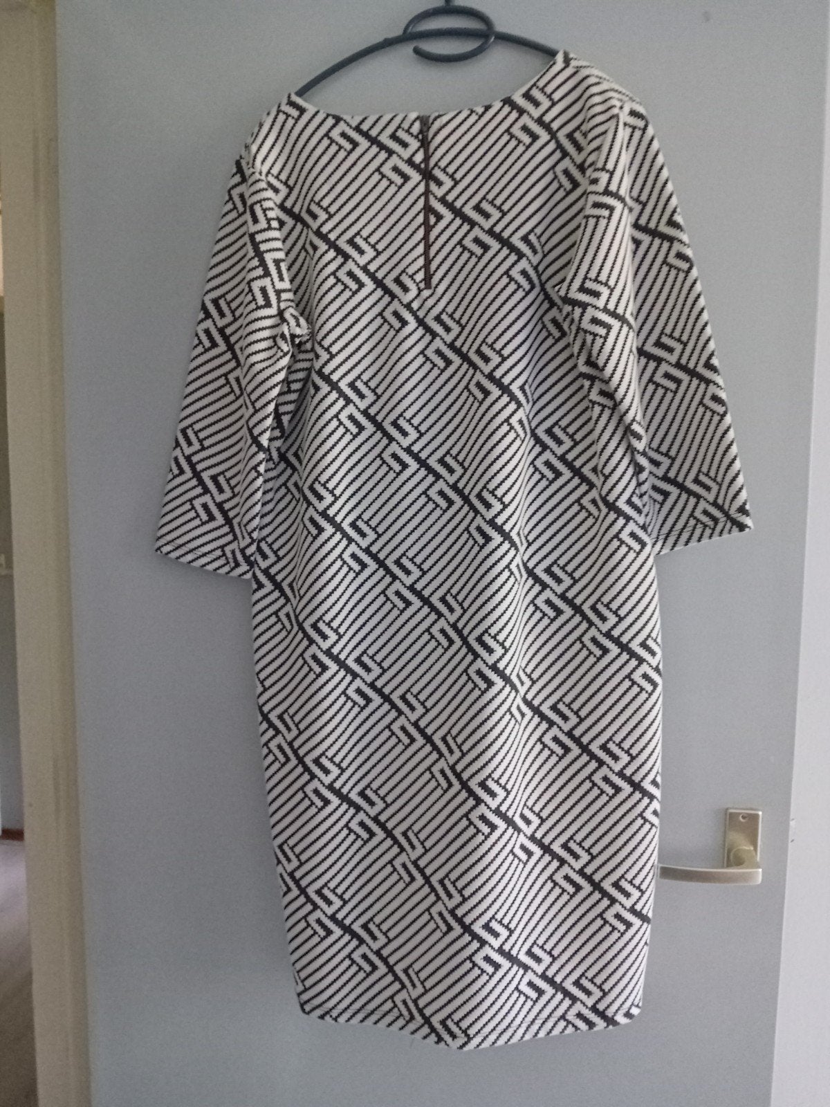 Mooie jurk de kleur is wit met zwart, Ophalen, Zo goed als nieuw, Maat 46/48 (XL) of groter, Wit