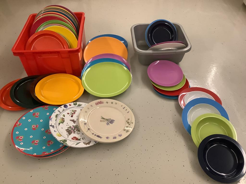 Buitenservies 40 gekleurde borden, Huis en Inrichting, Keuken | Servies, Overige materialen, Gebruikt, Ophalen of Verzenden, Bord(en)