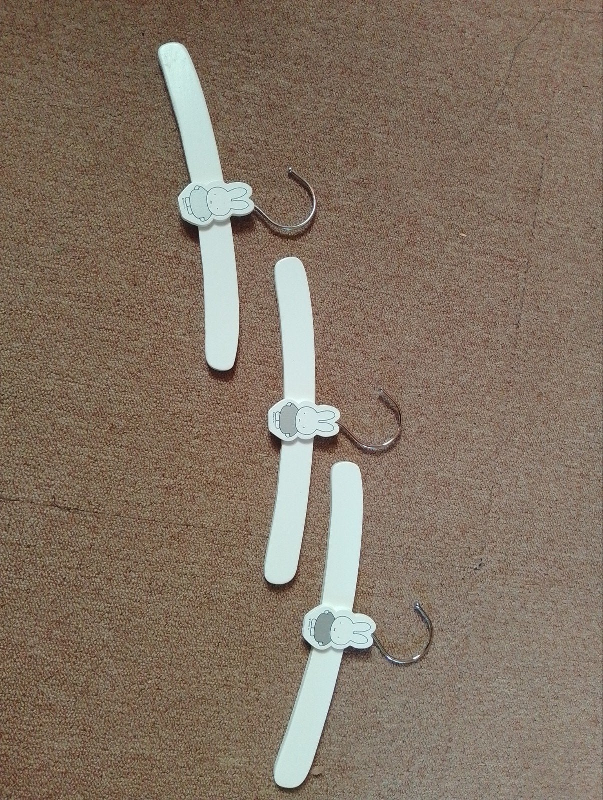Set van 3 witte kledinghangers met Nijntje, Ophalen of Verzenden, Gebruikt