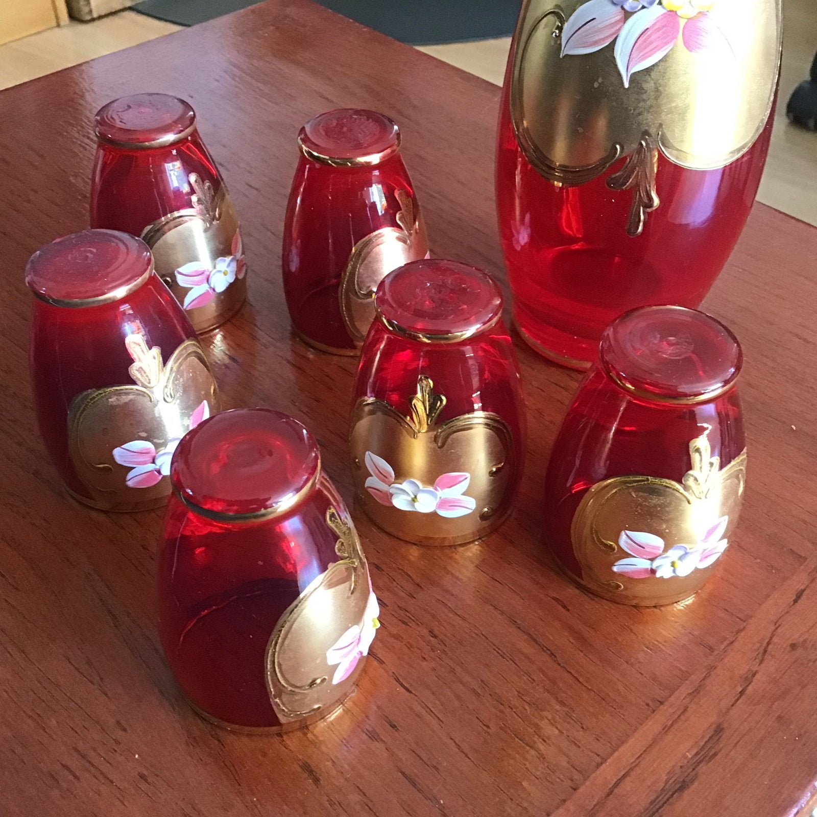 Vintage Rode Karaf met 6 Borrelglaasjes - Goudkleurig, Antiek en Kunst, Ophalen