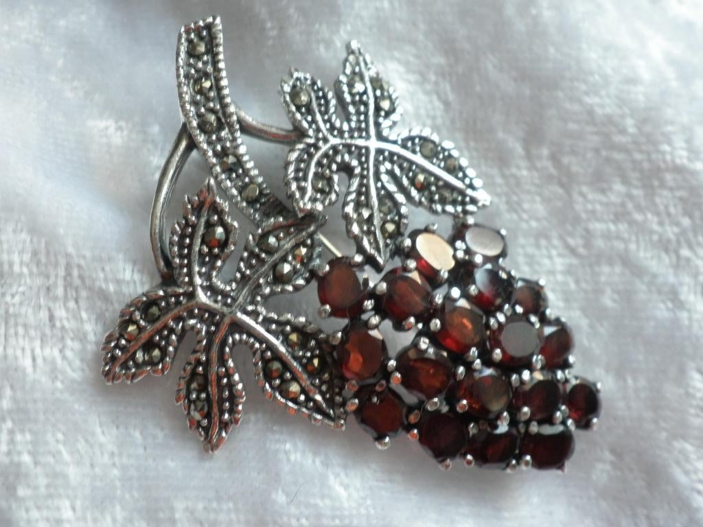 Prachtige Zilveren Broche met Granaten Druiventros met Blad, Sieraden, Tassen en Uiterlijk, Antieke sieraden, Verzenden, Zilver