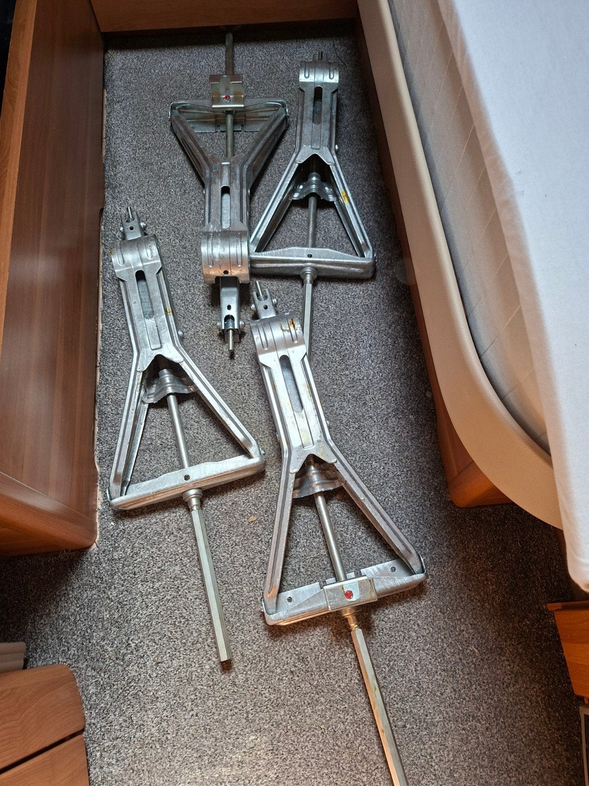 Nieuwe uitdraaisteunen Fendt caravan 465, Caravans en Kamperen, Ophalen of Verzenden