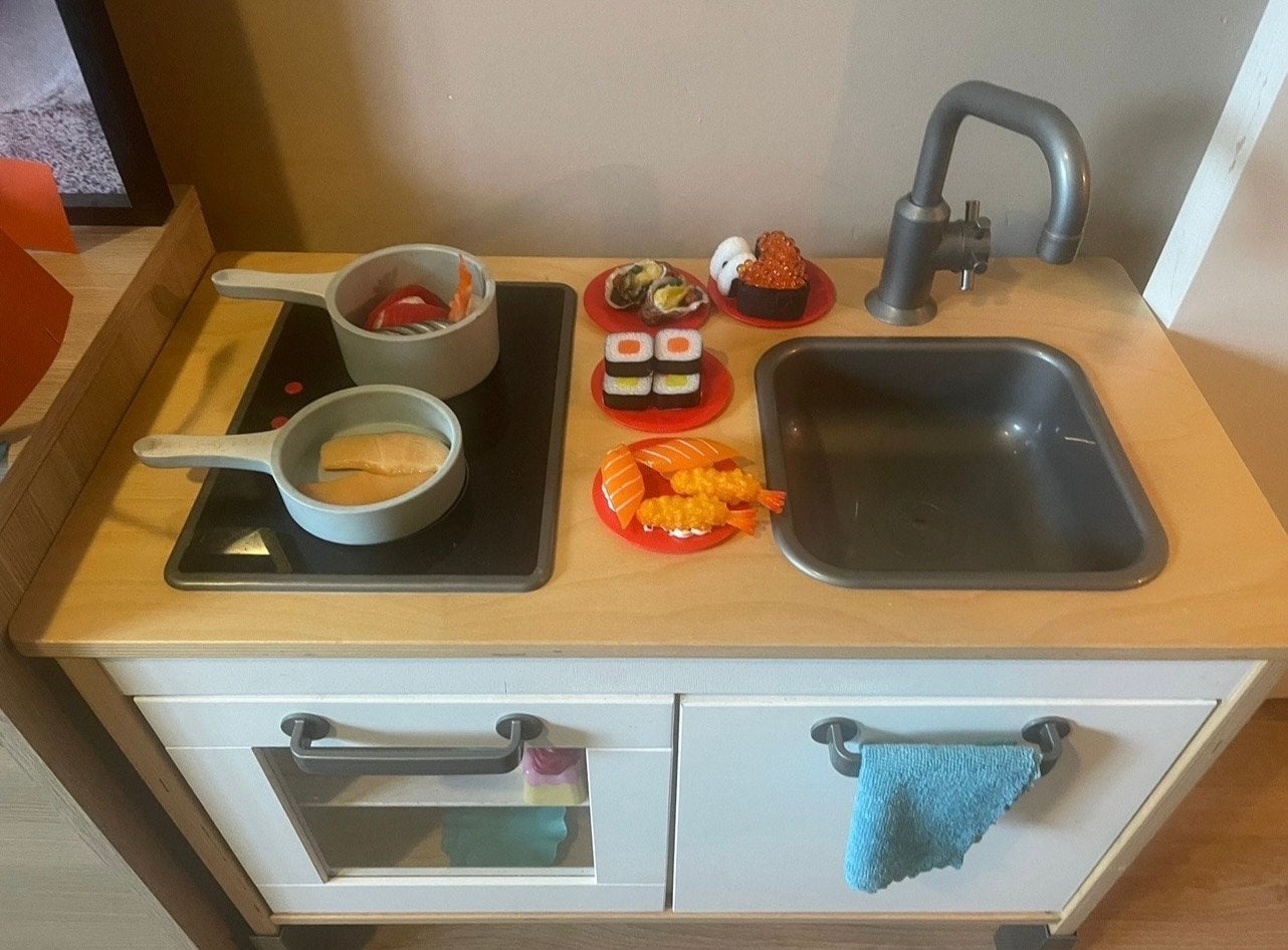IKEA Speelkeuken met veel extra's (pannen, borden, sushi), Kinderen en Baby's, Ophalen, Zo goed als nieuw, Hout, Speelkeuken