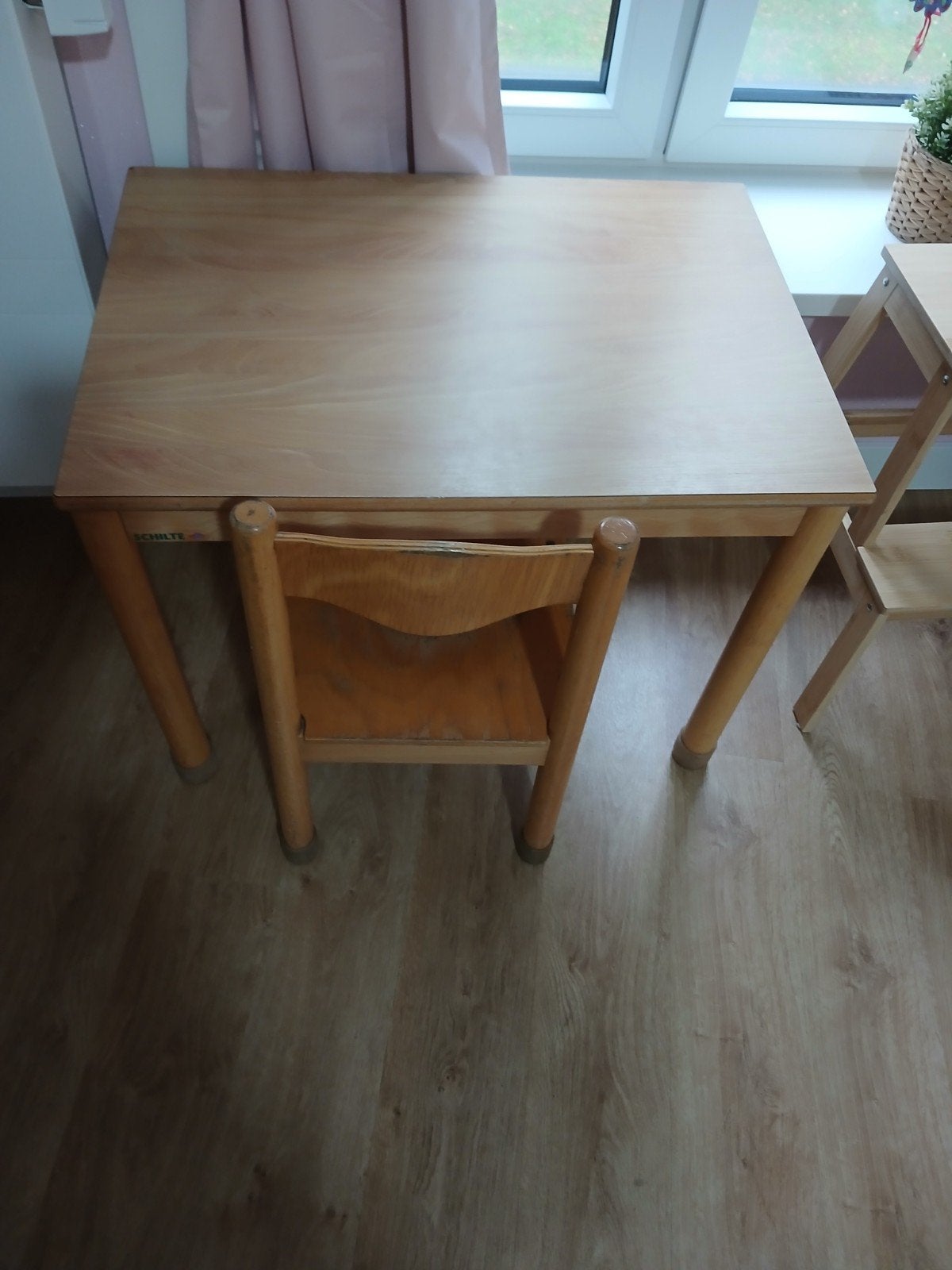Schilte tafel met stoeltje - Gebruikt maar goede kwaliteit, Ophalen, Gebruikt, Tafel(s) en Stoel(en)
