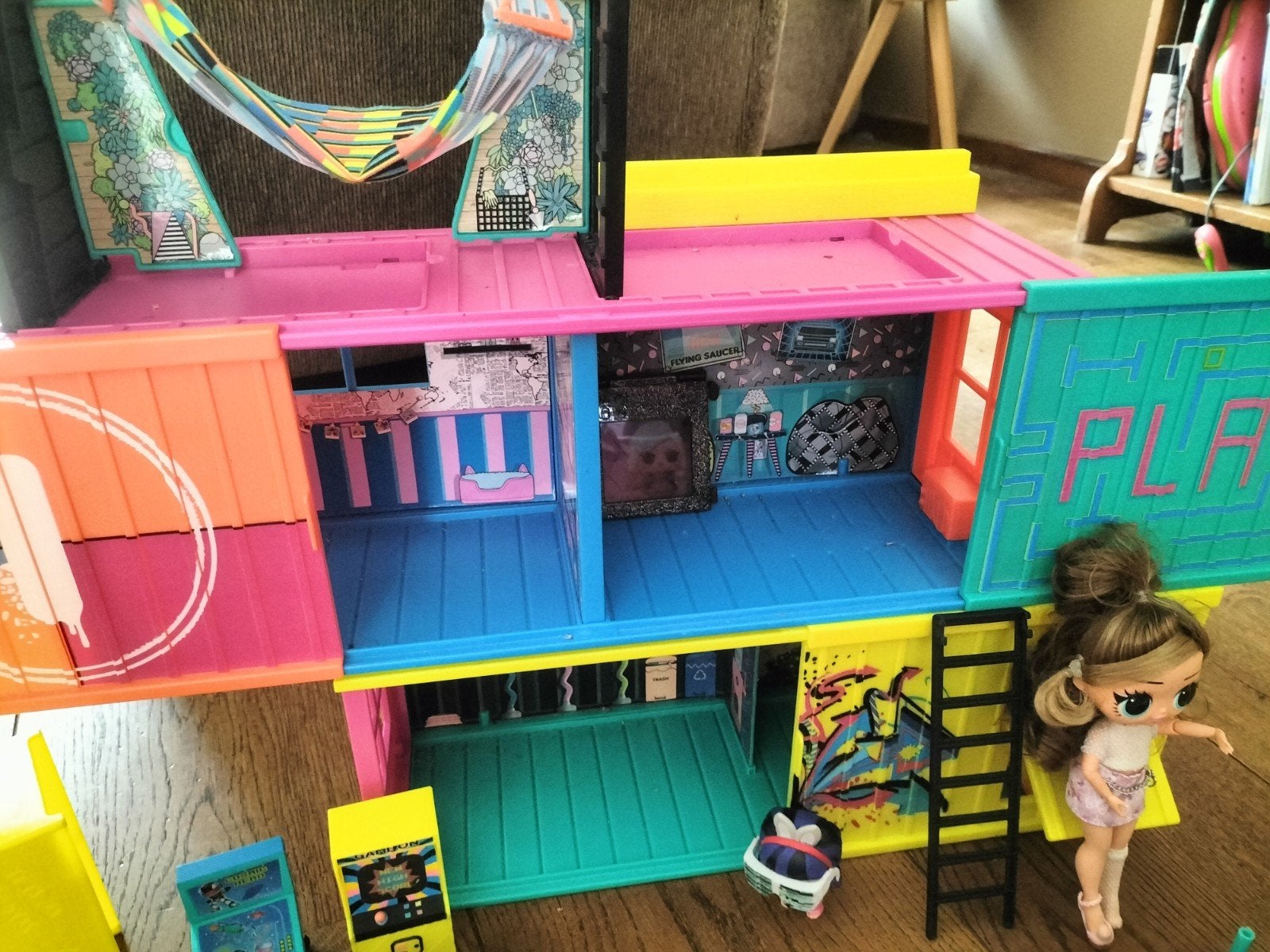 L.O.L. clubhouse incl. Accessoires, Kinderen en Baby's, Speelgoed | Poppenhuizen, Ophalen, Zo goed als nieuw, Poppenhuis