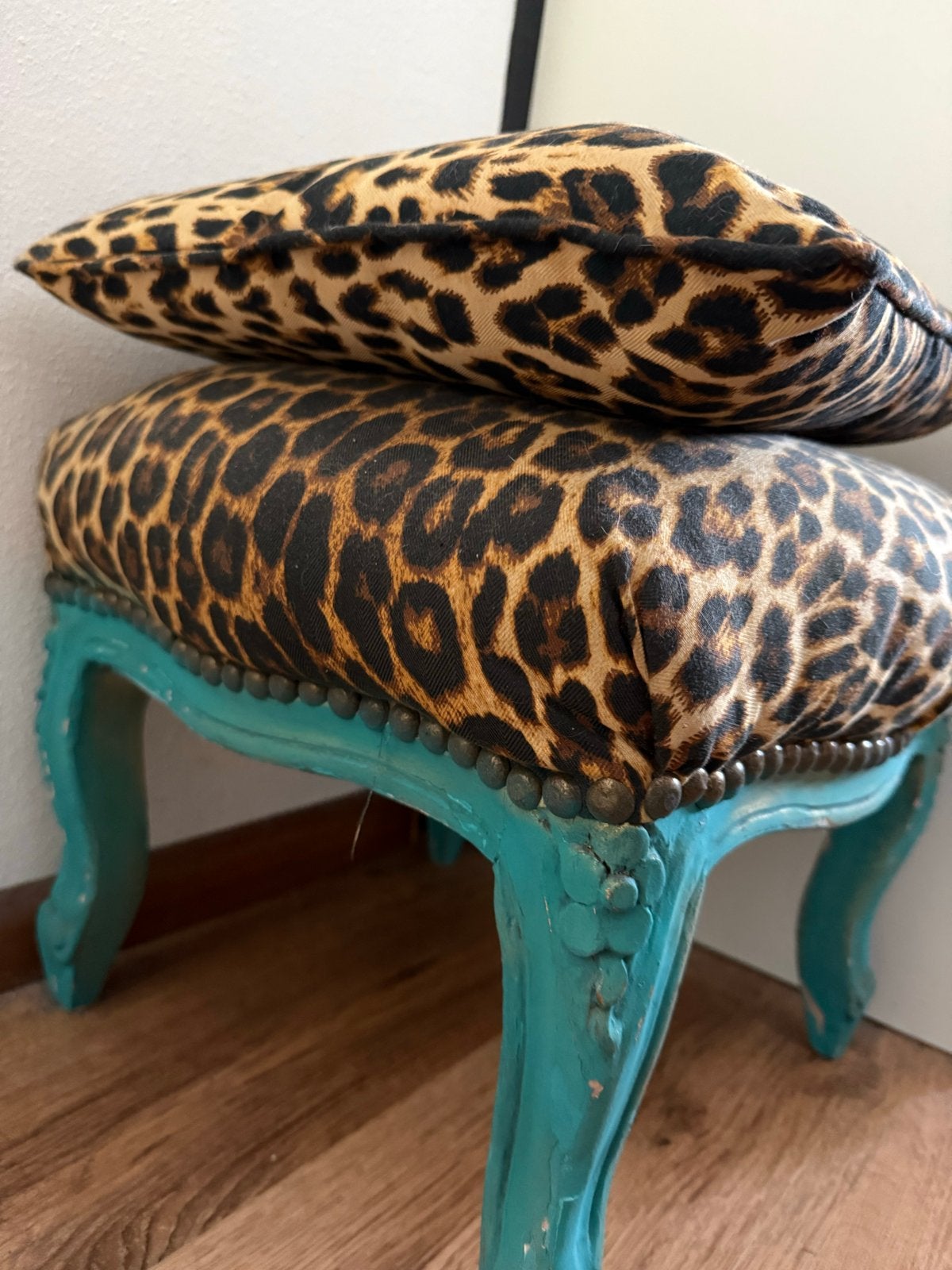 Ibiza stijl Leopard print krukje met turquoise poten, Gebruikt, Overige kleuren, Ophalen of Verzenden, Eén