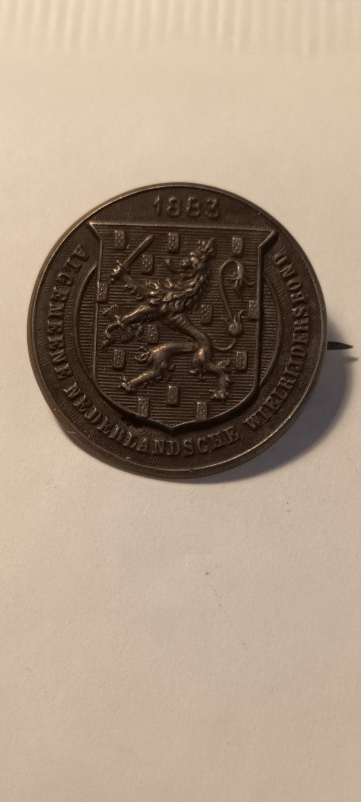 Antieke speld 1882 Algemeene Nederlandsche Wielrijdersbond, Ophalen of Verzenden, Gebruikt, Sport, Speldje of Pin