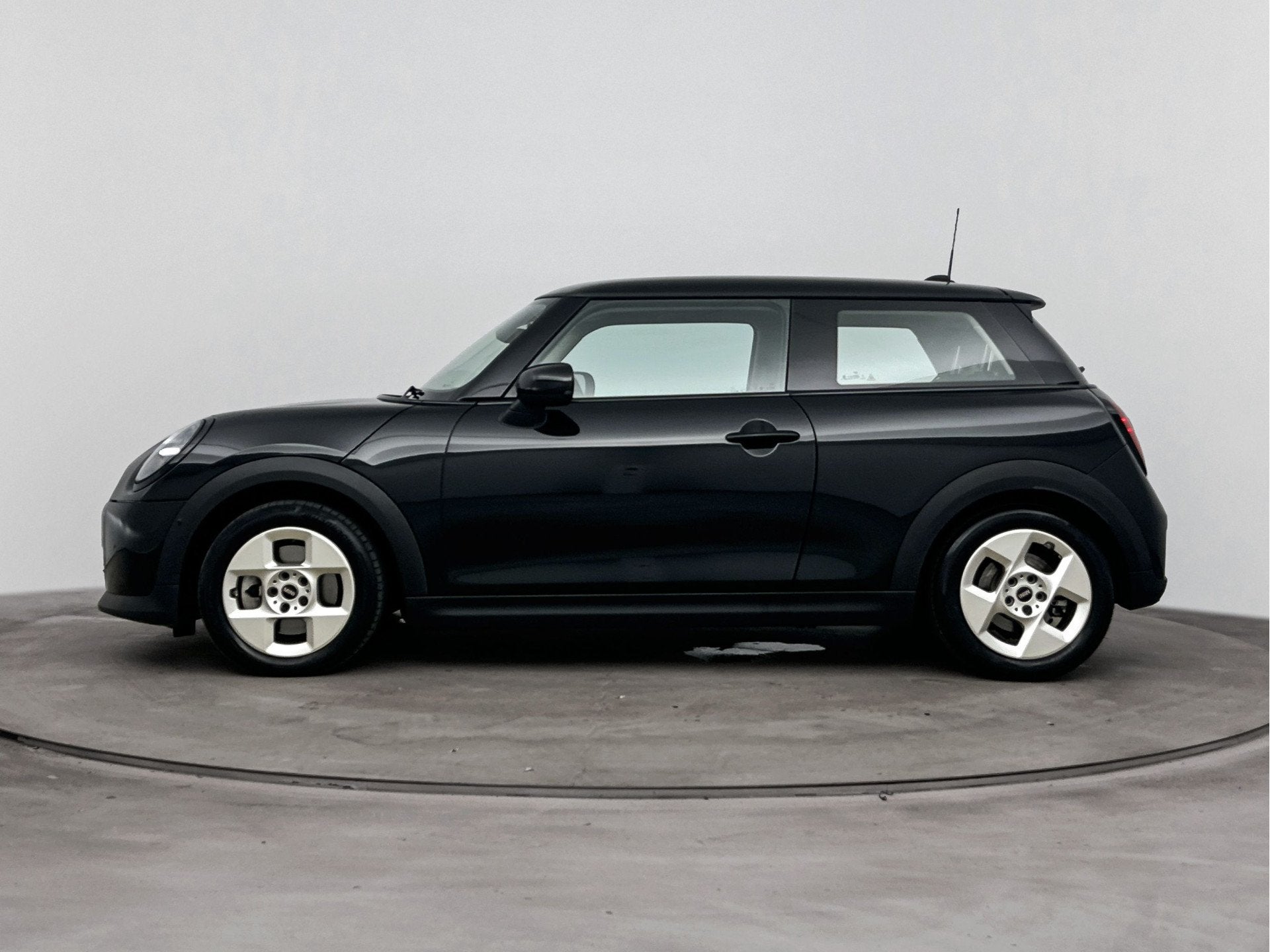 MINI Hatchback Cooper C Essential Automaat / LED / Parking A, Auto's, Mini, Dealer onderhouden, Gebruikt, 156 pk, Met garantie (alle)