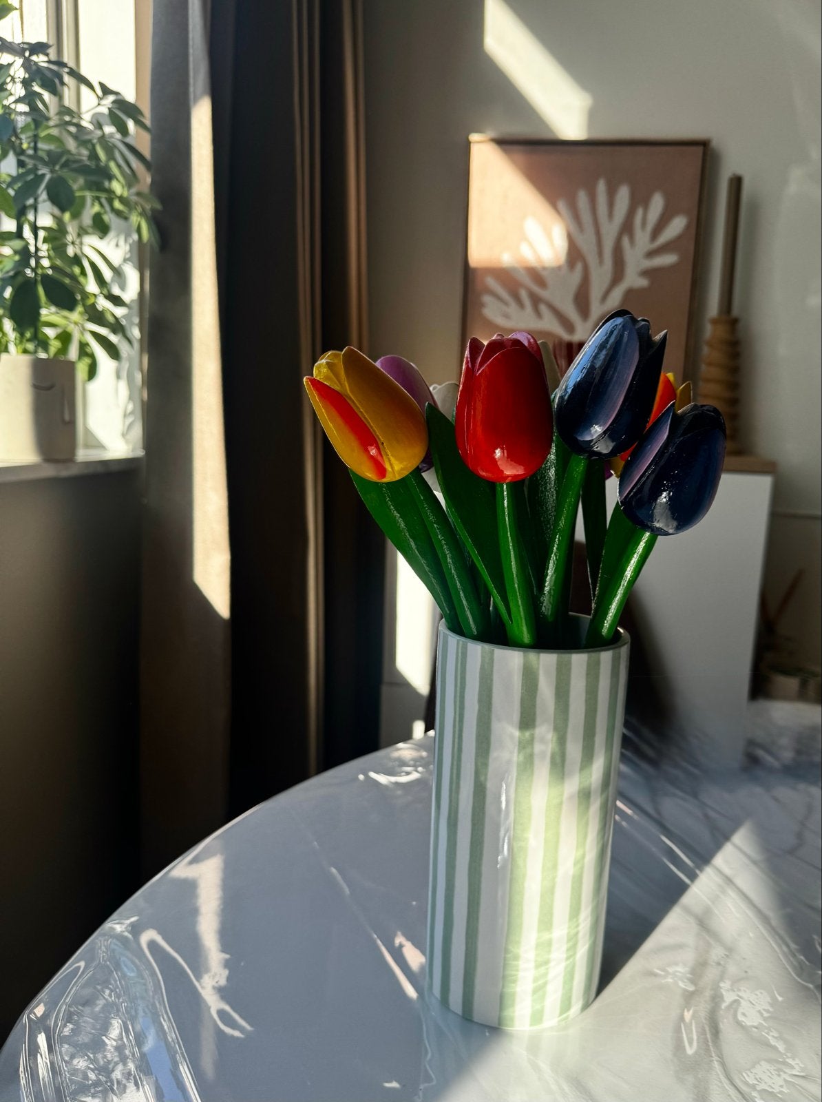 Houten tulpen op steel – 10 stuks inclusief vaas, Handgemaakt, Meerkleurig, Ophalen of Verzenden, Zo goed als nieuw