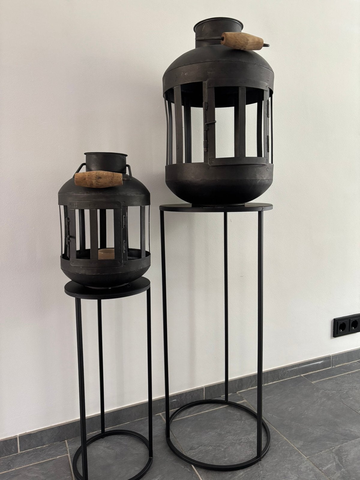 2 grote windlichten met pilaren/ tafeltjes, Huis en Inrichting, Woonaccessoires | Kandelaars en Kaarsen, Ophalen of Verzenden