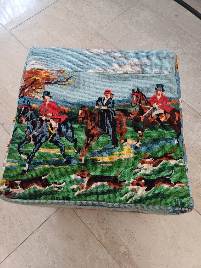 Poef met diverse borduurwerken.,, Paarden/jacht,,, Minder dan 50 cm, Vierkant, Nieuw, Minder dan 50 cm