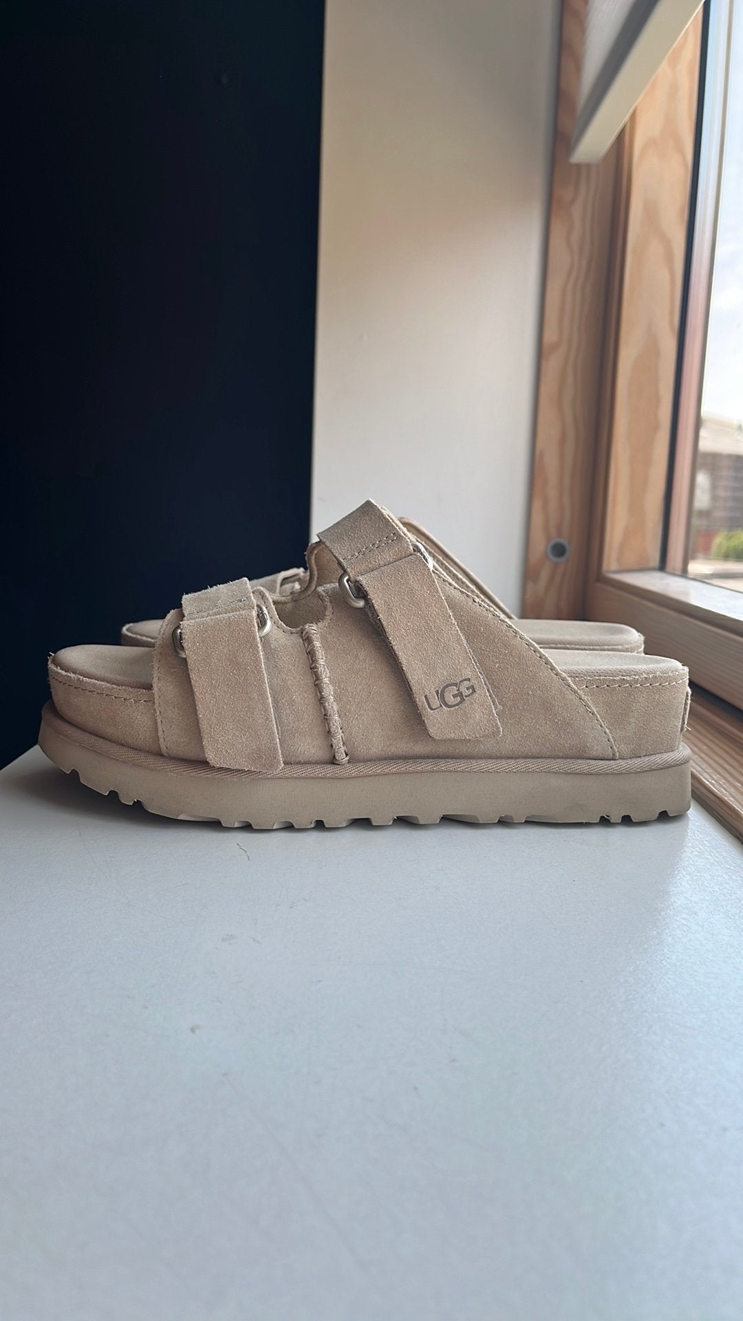 Originele UGG Goldenstar Hi Slide 3 keer gedragen, Ophalen of Verzenden, Zo goed als nieuw, Beige