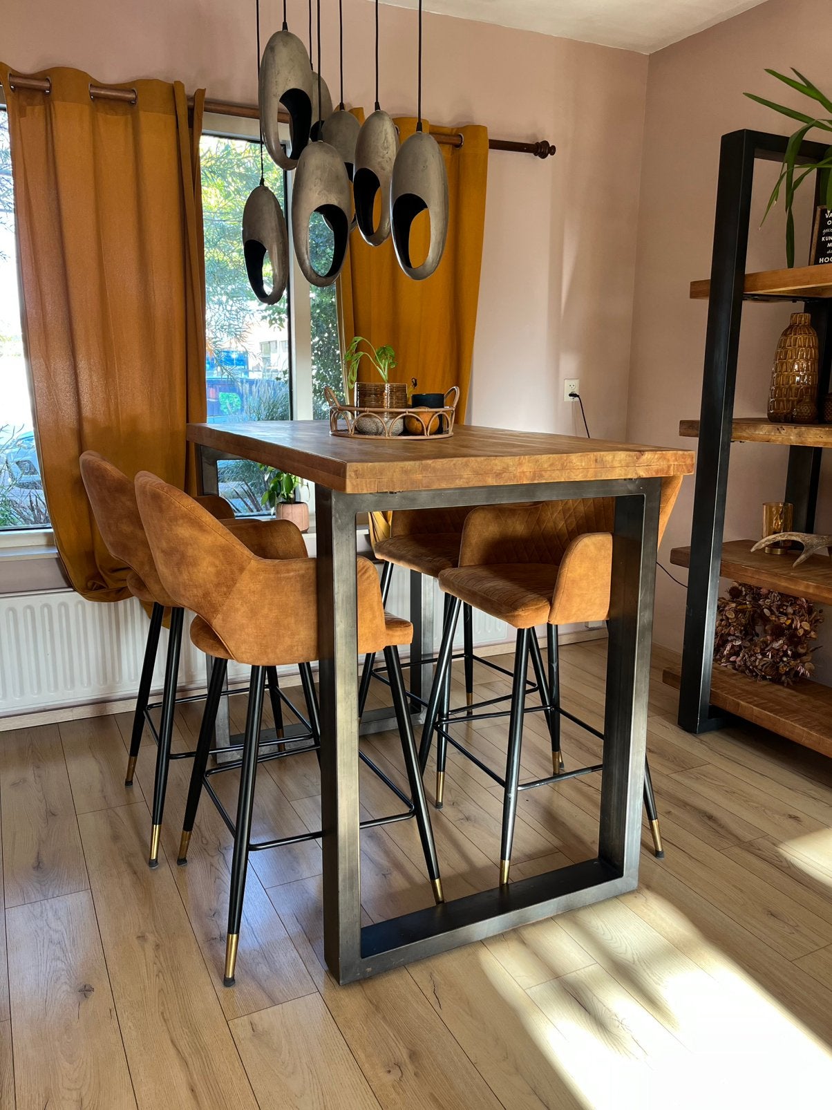 Eleonora bartafel met 4 barkrukken + open kast | Mangohout, Huis en Inrichting, Ophalen, Zo goed als nieuw, Inclusief barstoelen