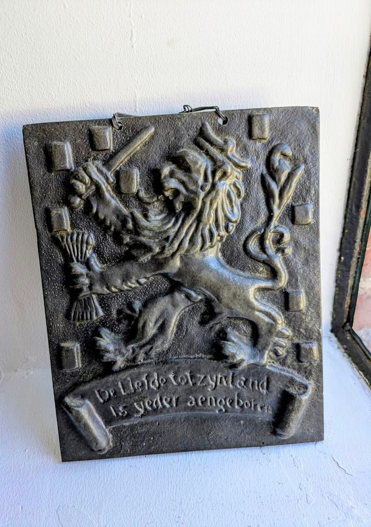 WW2 plaquette De Liefde zyn land is yeder aengeboren, Ophalen of Verzenden, Landmacht, Nederland, Embleem of Badge