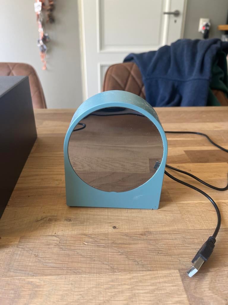 Hema LED Klok met spiegel - Blauw, Ophalen of Verzenden, Zo goed als nieuw, Digitaal, Wekker of Tafelklok