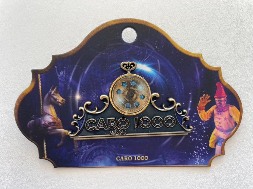 Efteling pin Caro 1000ste voorstelling op kaartje EPP 499, Ophalen of Verzenden, Nieuw, Button of Speldje
