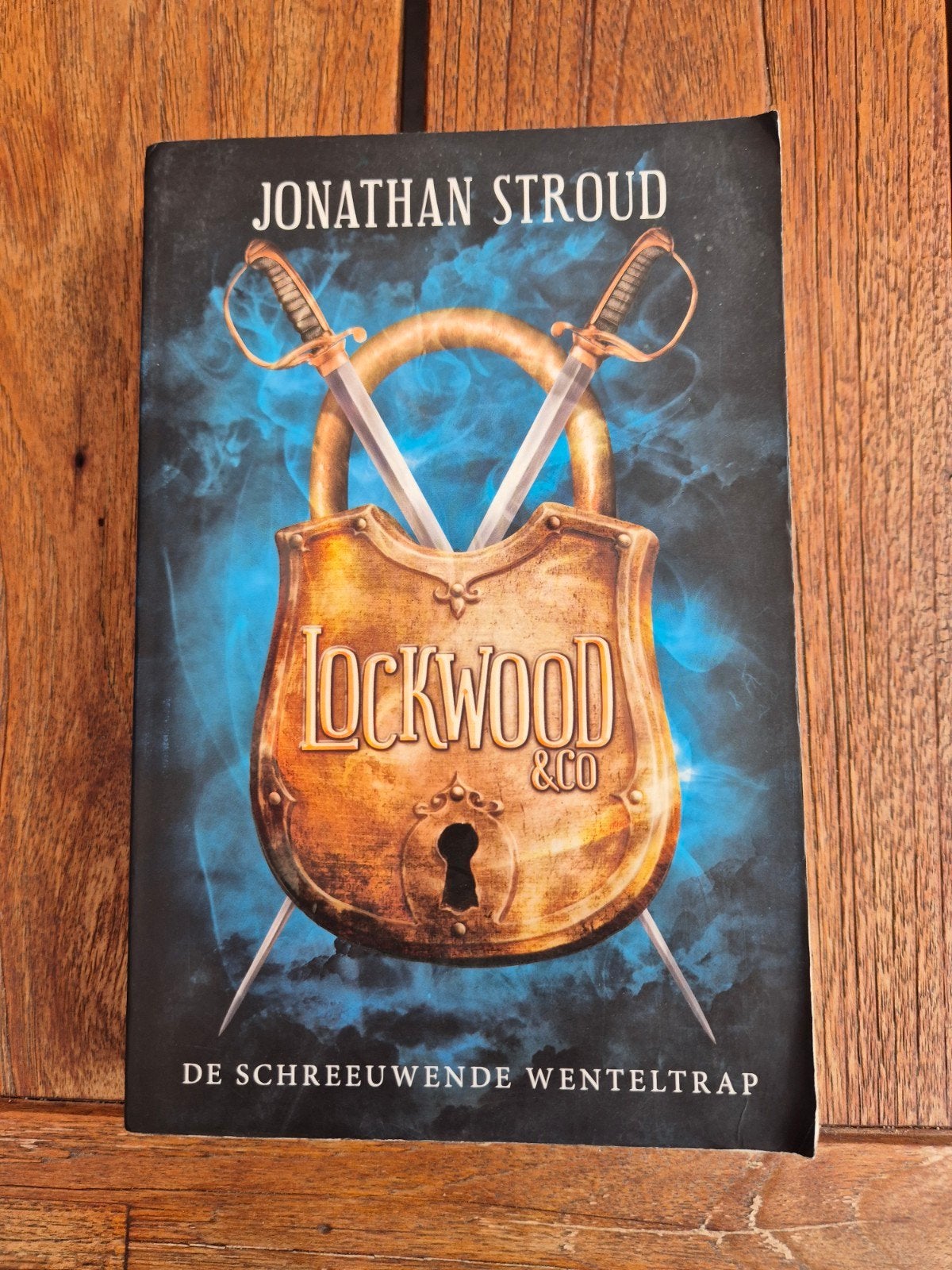 Lockwood & Co. De Schreeuwende Wenteltrap - Jonathan Stroud, Boeken, Ophalen of Verzenden, Gelezen, Jonathan Stroud