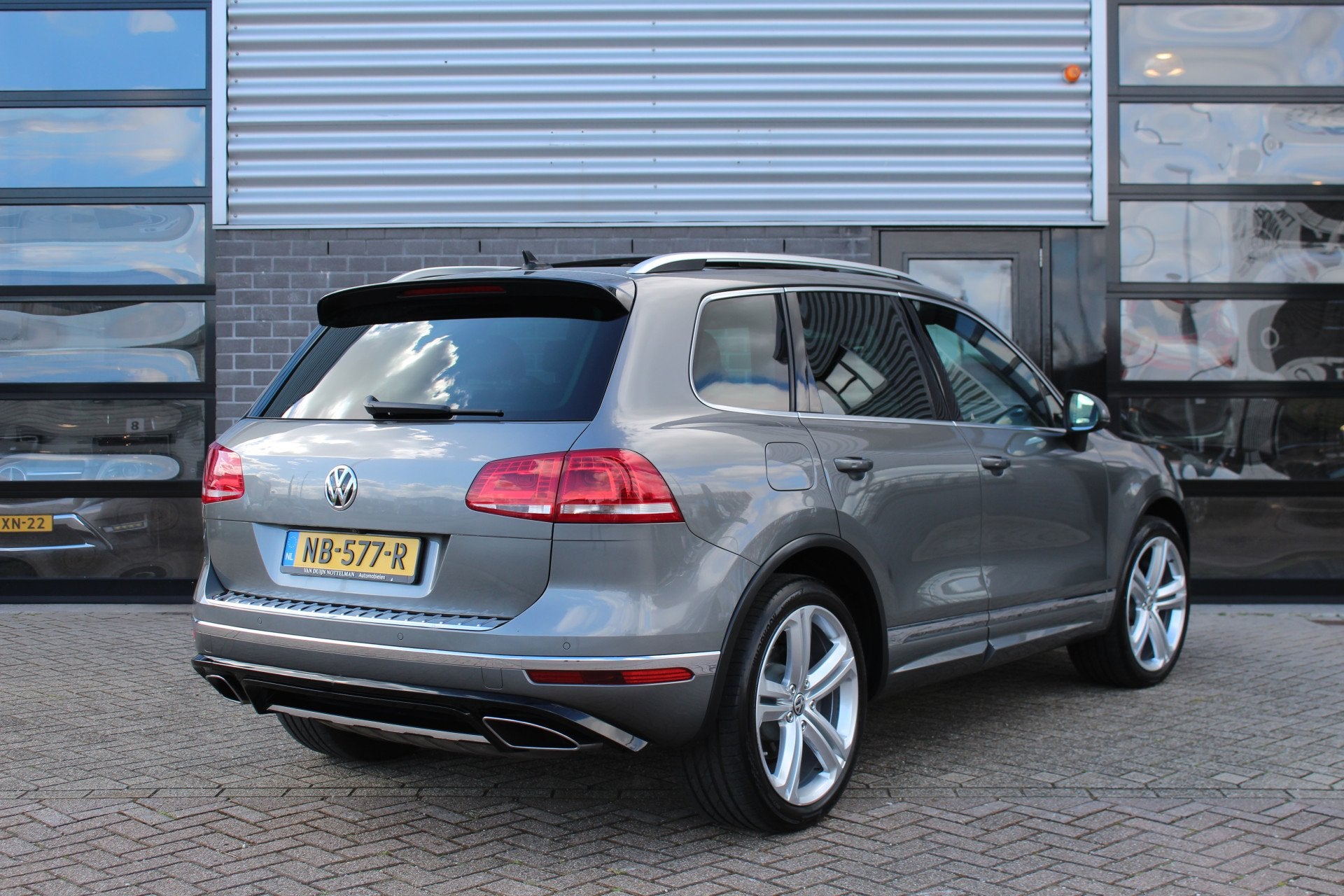 Volkswagen Touareg 3.0 TDI R-line / Panoramadak / Keyless /, Auto's, Automaat, Dealer onderhouden, 15 km/l, Gebruikt
