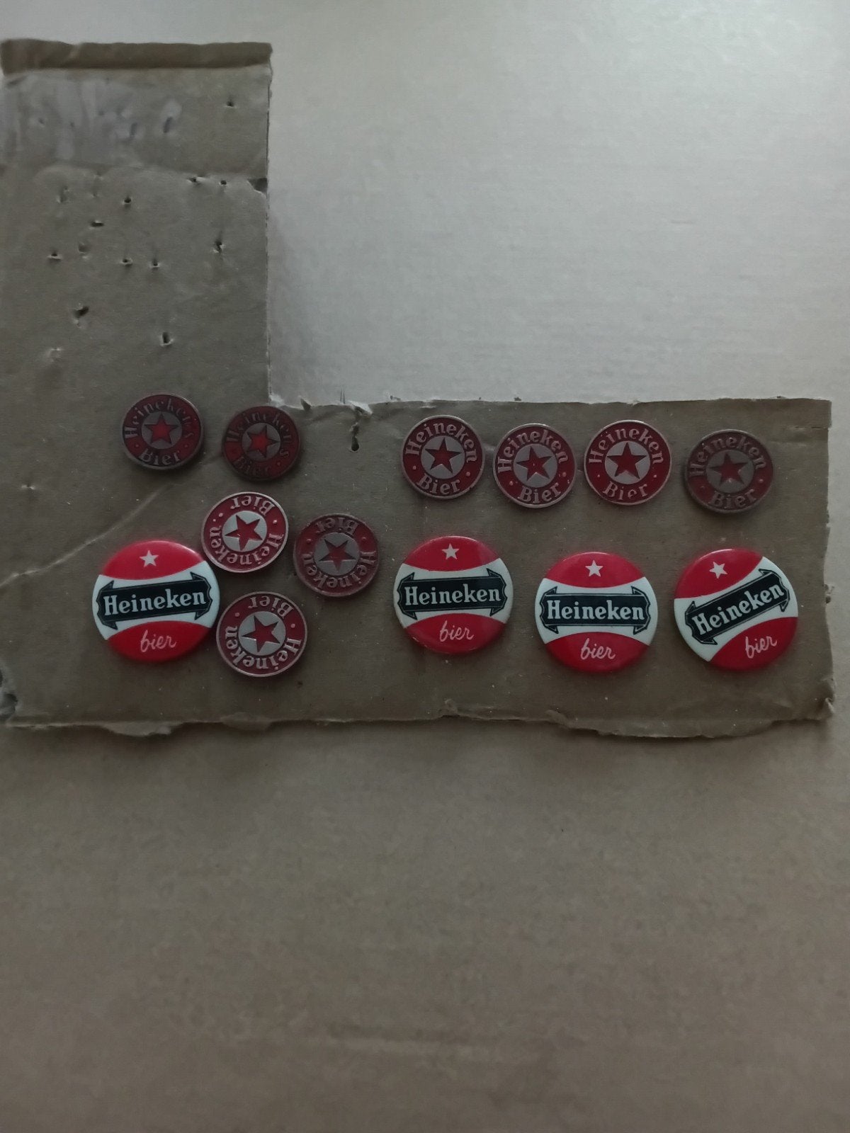 diverse verschillende speldjes en buttons van Heineken Bier., Ophalen of Verzenden