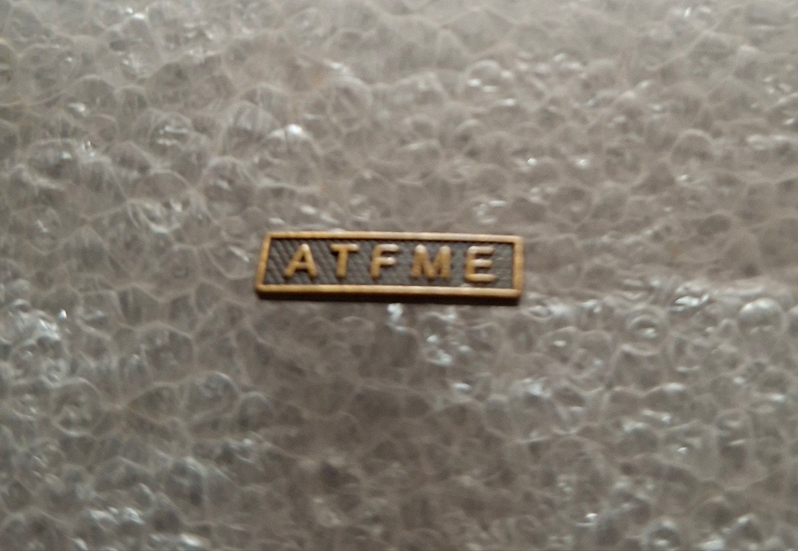 NATO miniatuur gesp voor op baton, Verzenden, Landmacht, Nederland, Embleem of Badge