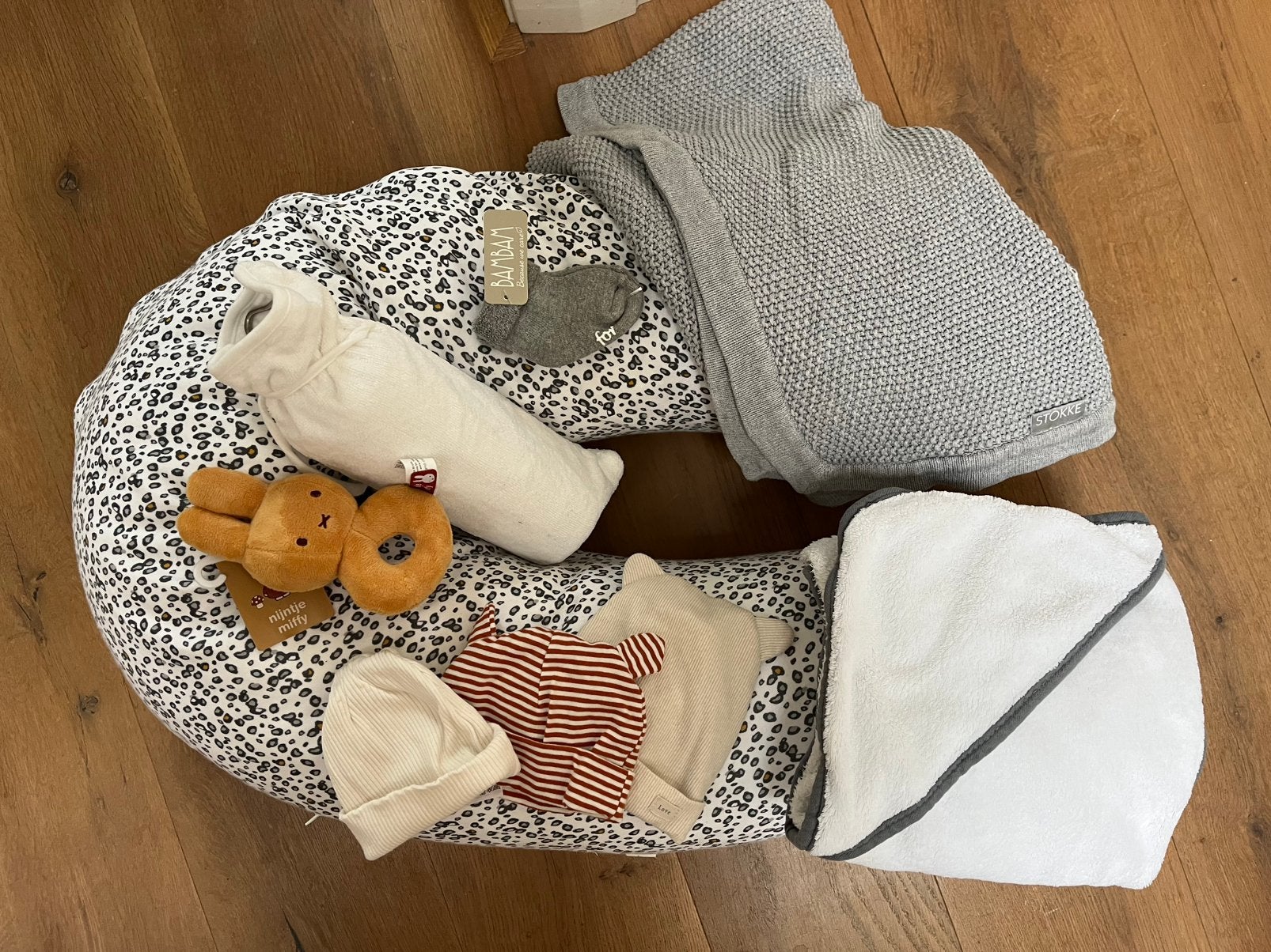Baby pakket met o.a. voedingskussen, mutsjes en kruik, Ophalen, Zo goed als nieuw