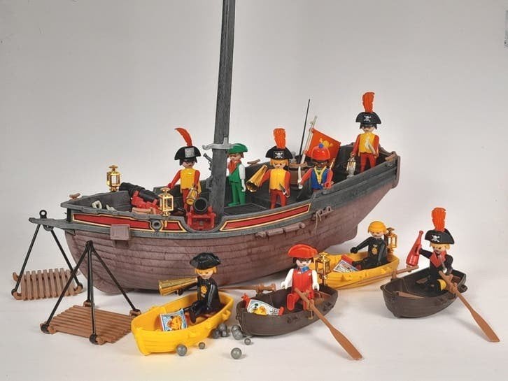 Vintage Playmobil piratenschip met 4 kleine bootjes en 9 fig, Ophalen of Verzenden, Gebruikt, Pirates, Boot/Schip